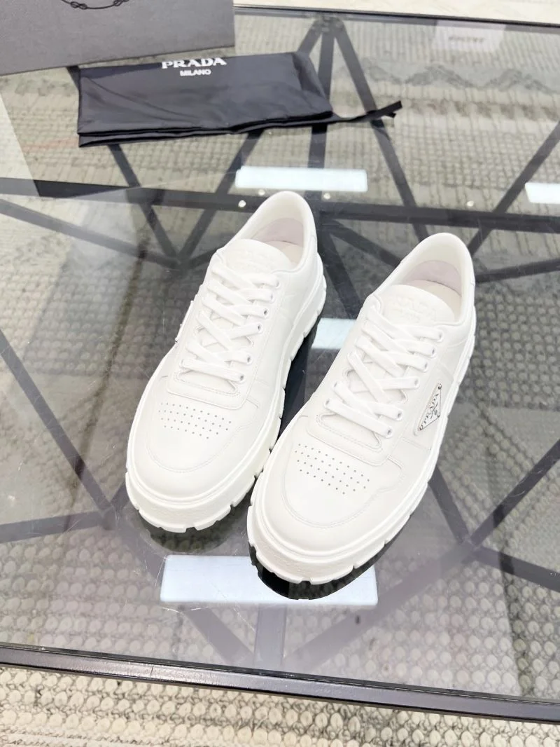 Prada Low Shoes Sophisticated 33926