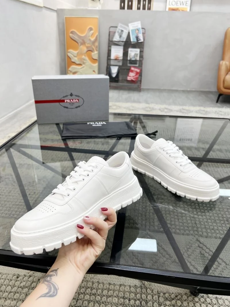 Prada Low Shoes Sophisticated 33926