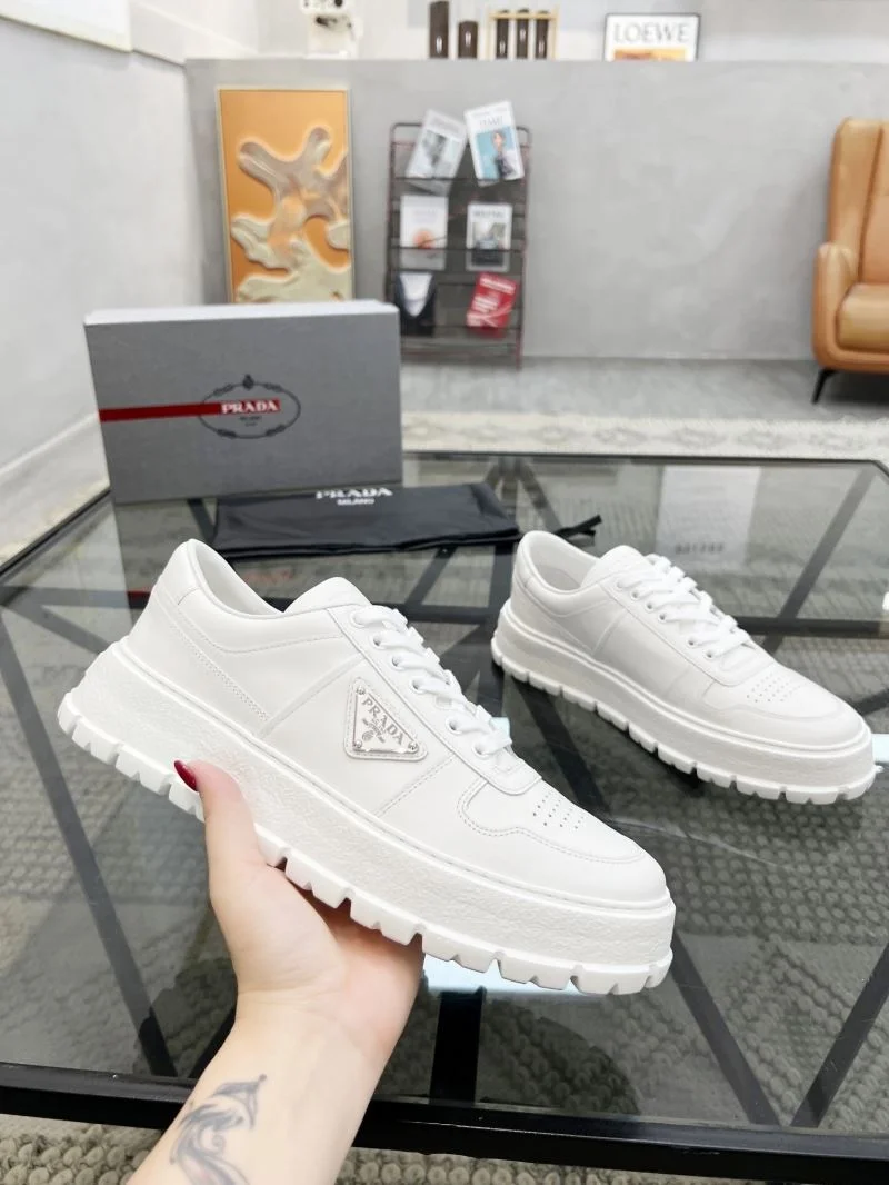 Prada Low Shoes Sophisticated 33926