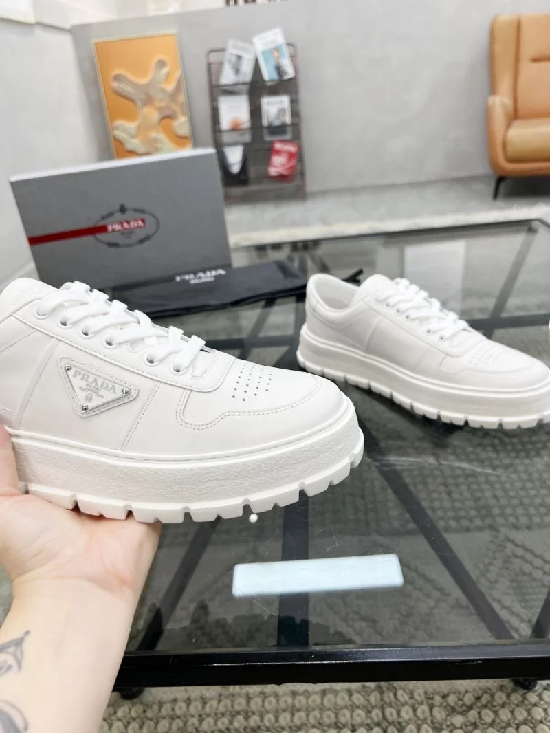 Prada Low Shoes Sophisticated 33926