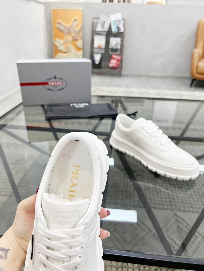 Prada Low Shoes Sophisticated 33926