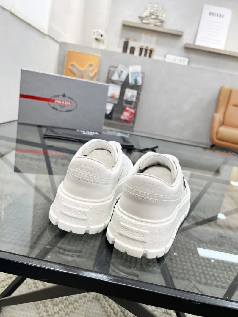 Prada Low Shoes Sophisticated 33926