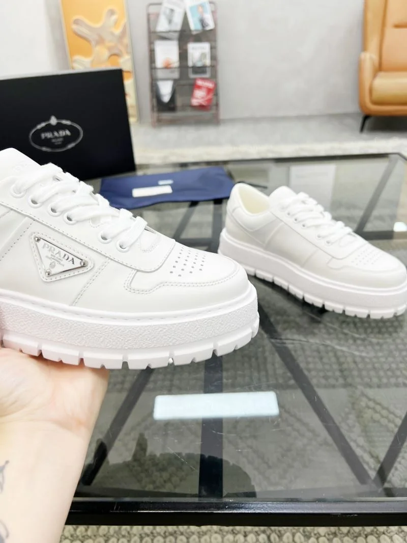 RelaxedFit Prada Low Shoes 33927
