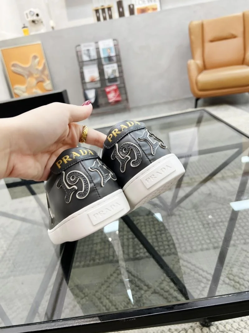 Classic Prada Low Shoes 33938