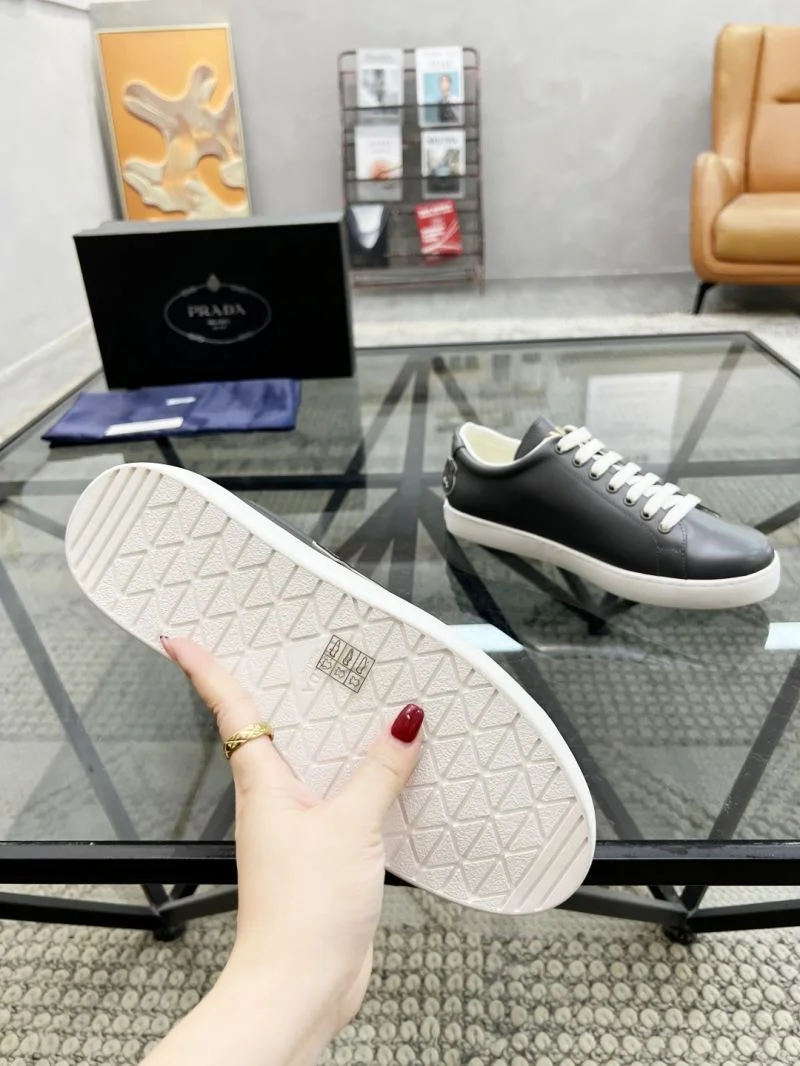 Classic Prada Low Shoes 33938