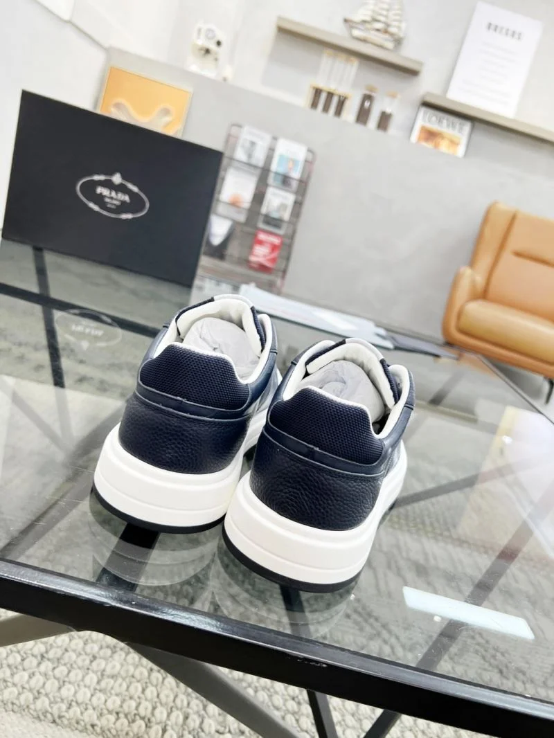Minimalist Prada Low Shoes 33906