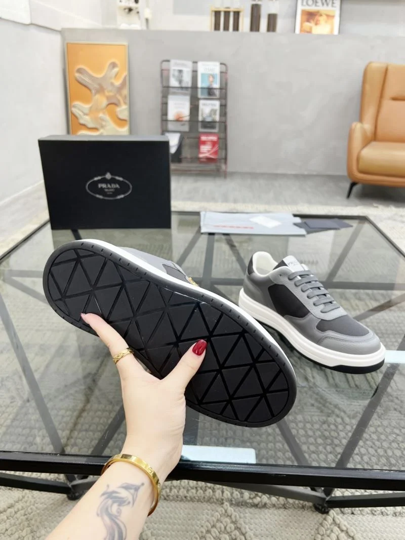 Prada Low Shoes Elegant 33914
