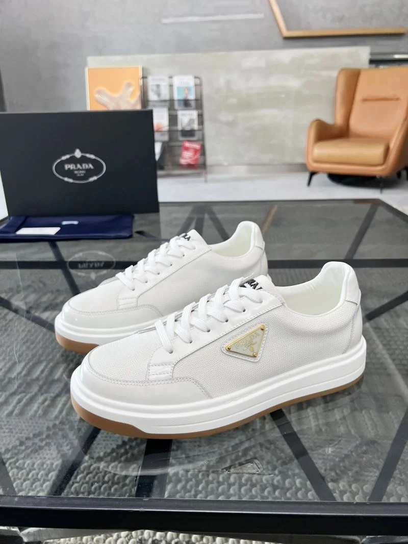 Supportive Prada Low Shoes 33899