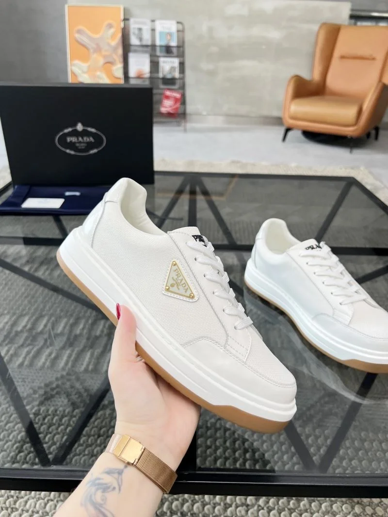 Supportive Prada Low Shoes 33899