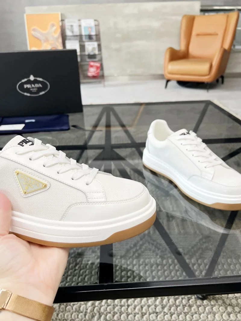 Supportive Prada Low Shoes 33899