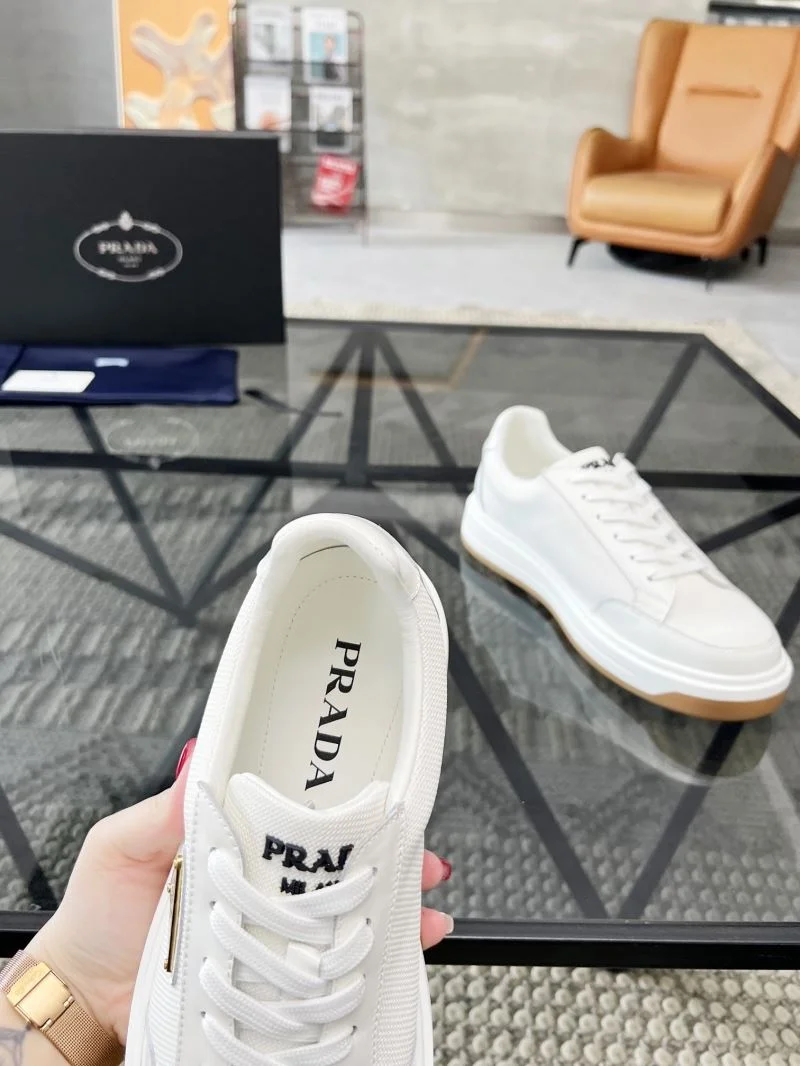 Supportive Prada Low Shoes 33899