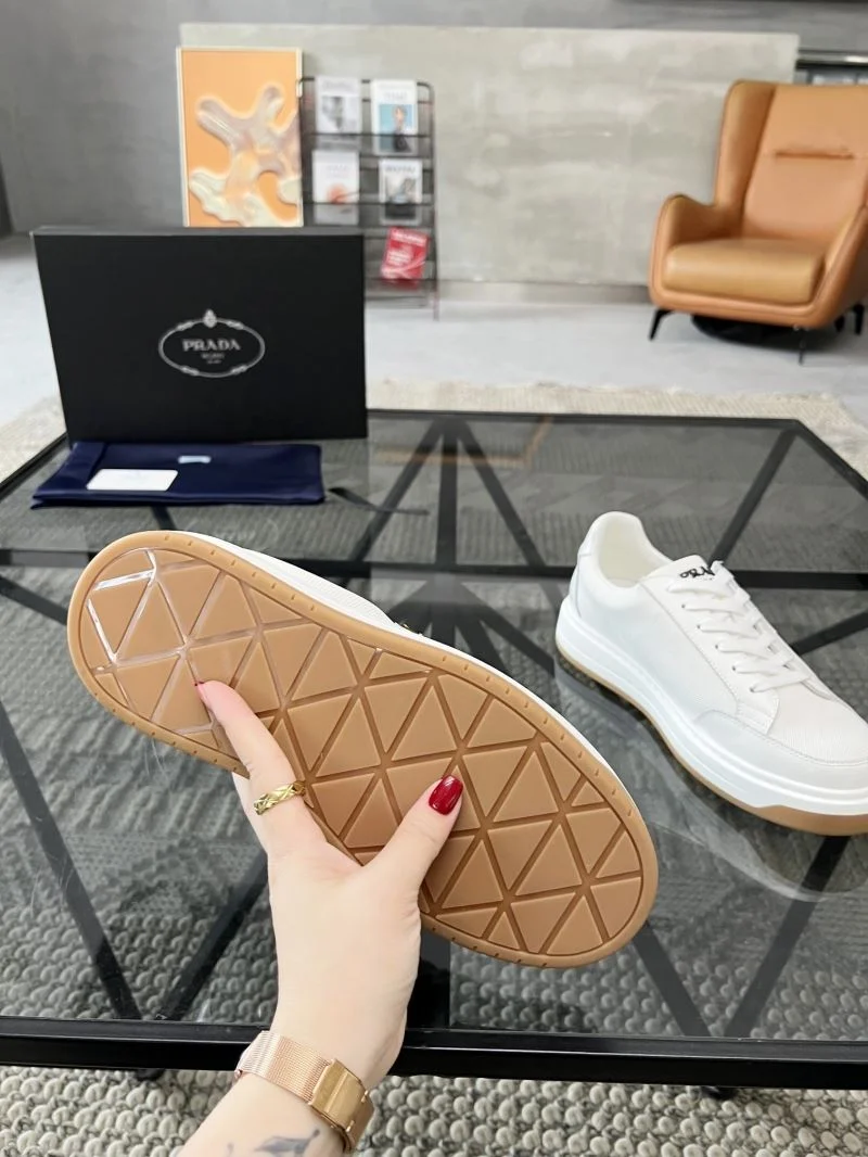 Supportive Prada Low Shoes 33899