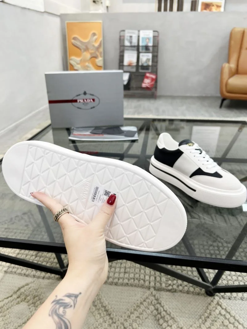 Supportive Prada Low Shoes 33840