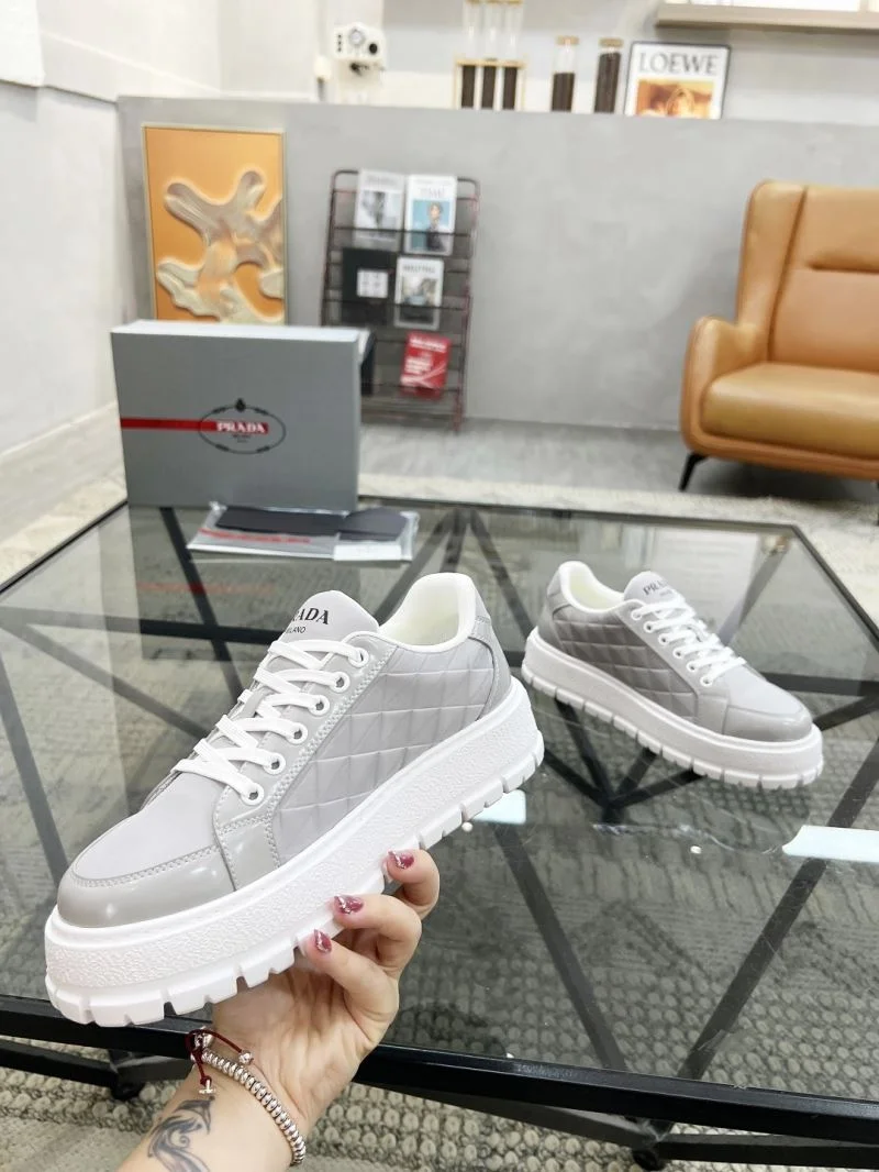 Durable Prada Low Shoes 33811