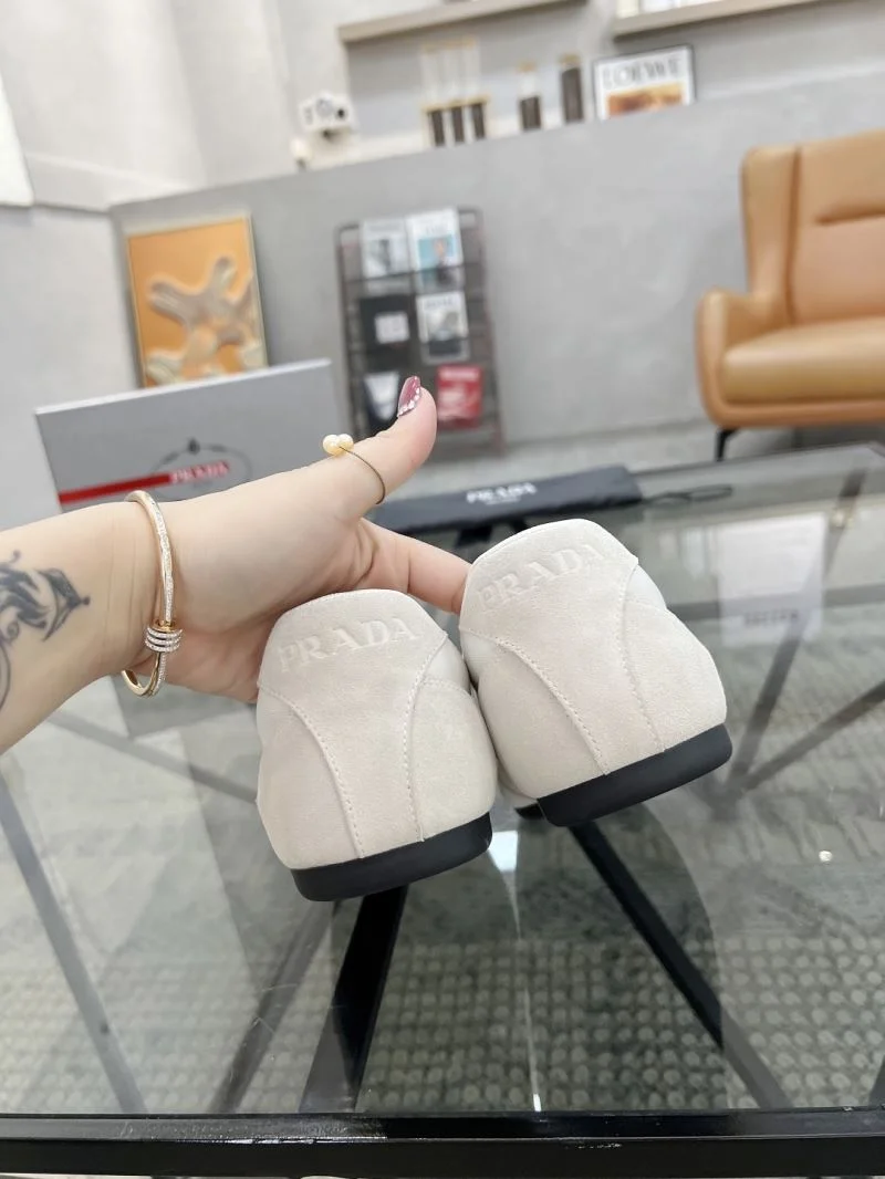Prada Low Shoes Durable 33783