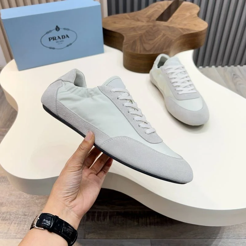 Supportive Prada Low Shoes 33672