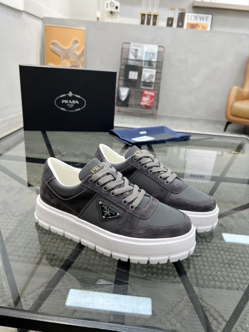 Prada Low Shoes Versatile 33640