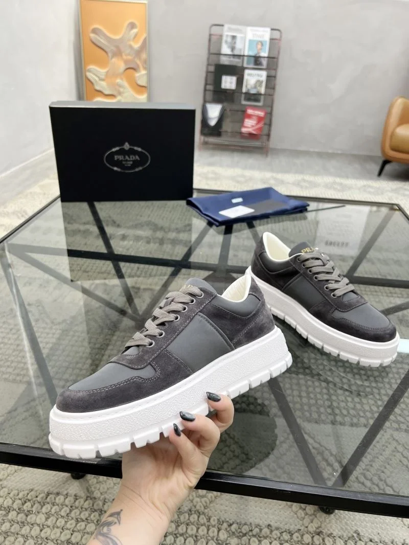Prada Low Shoes Versatile 33640