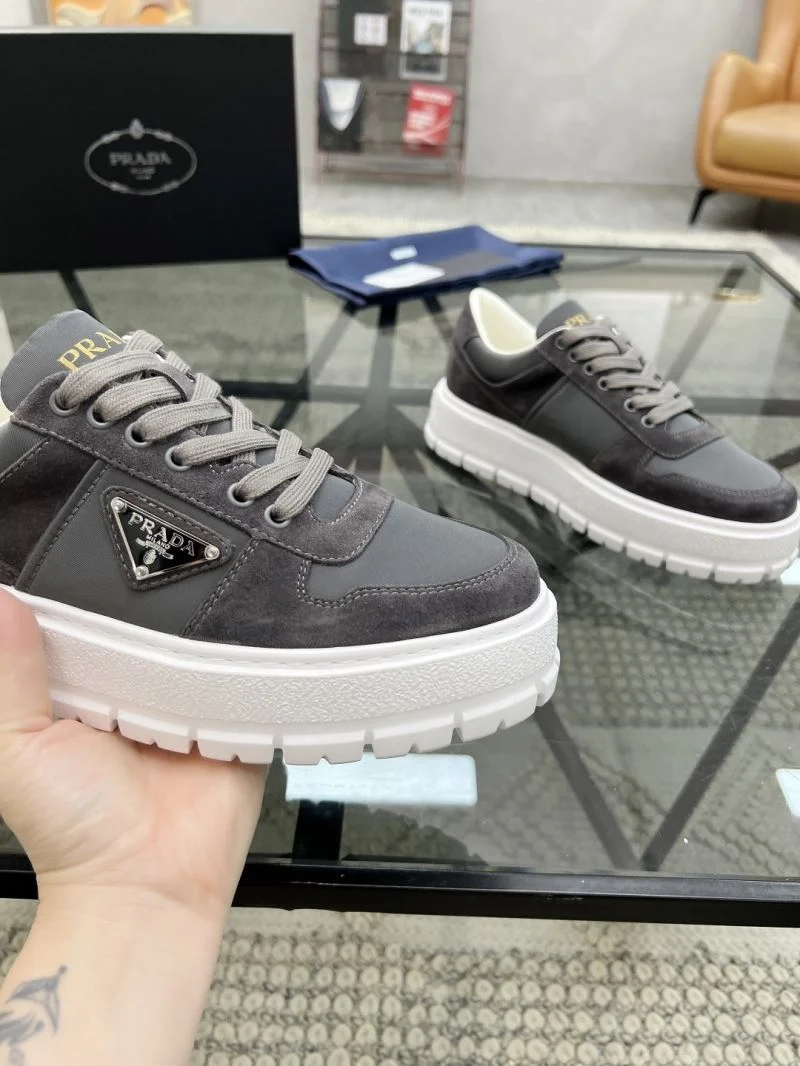 Prada Low Shoes Versatile 33640