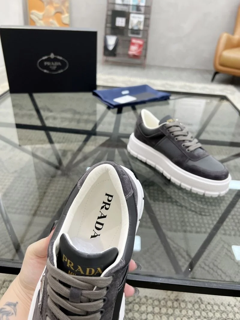 Prada Low Shoes Versatile 33640