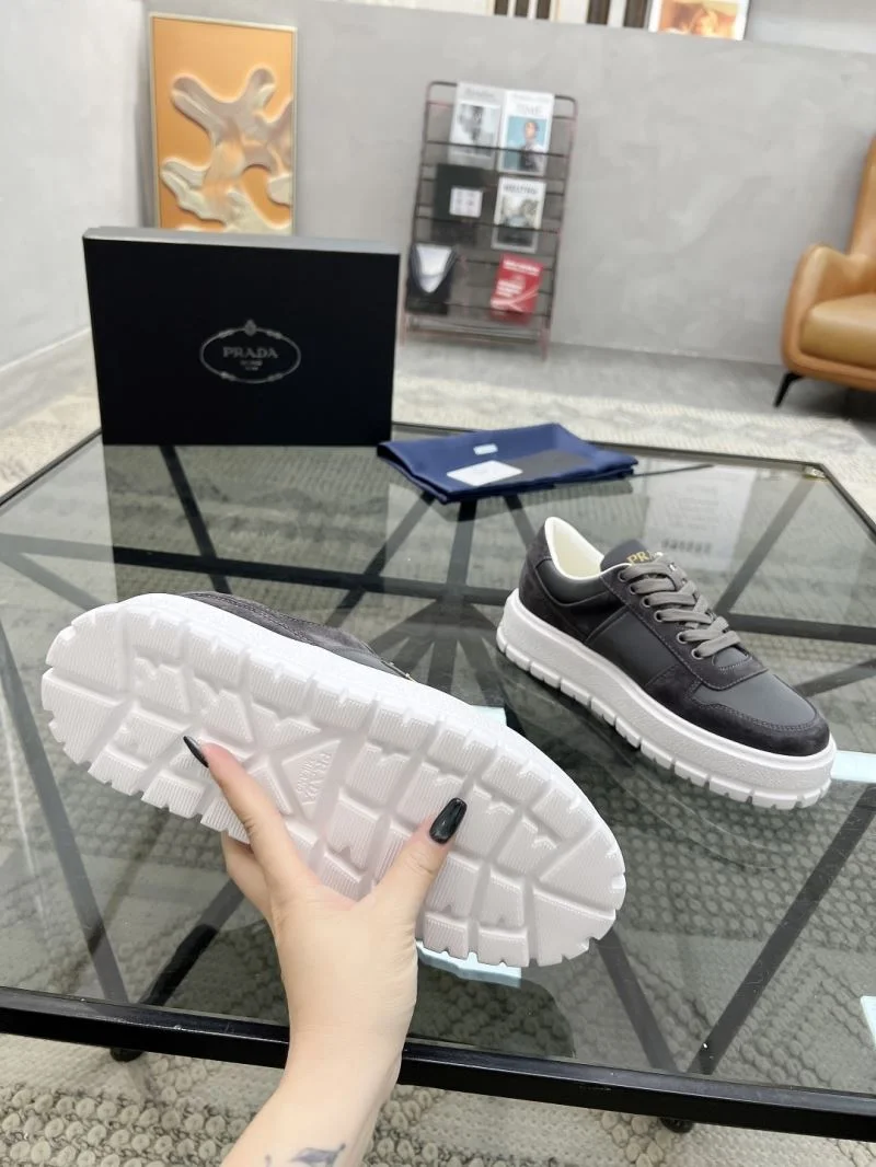 Prada Low Shoes Versatile 33640
