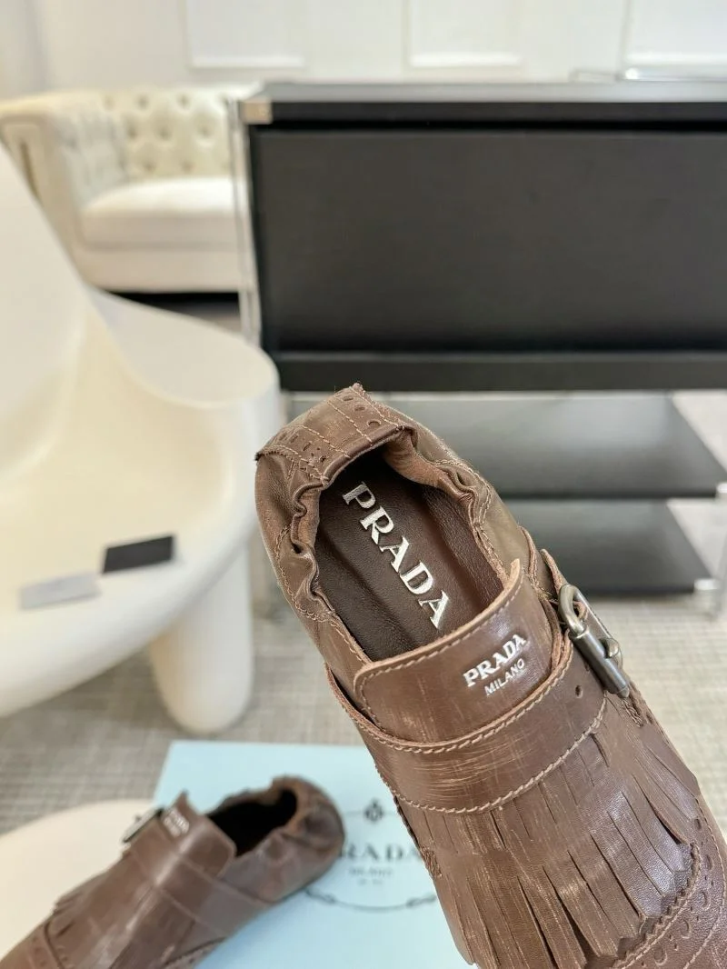 Vibrant Prada Low Shoes 34407