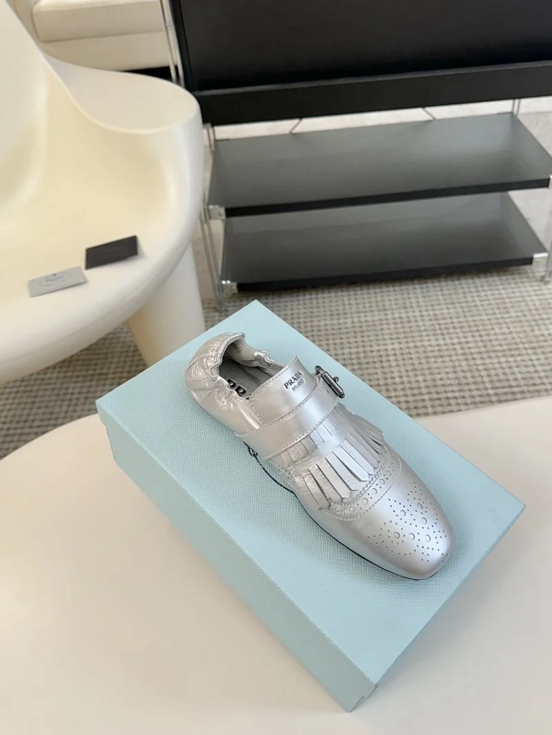 Vibrant Prada Low Shoes 34416