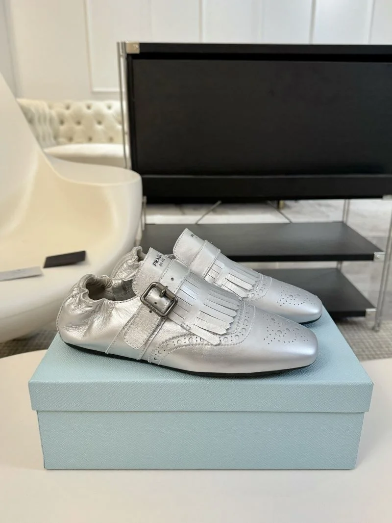 Vibrant Prada Low Shoes 34416