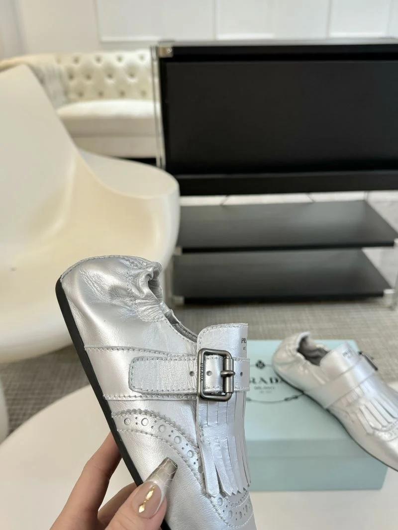 Vibrant Prada Low Shoes 34416