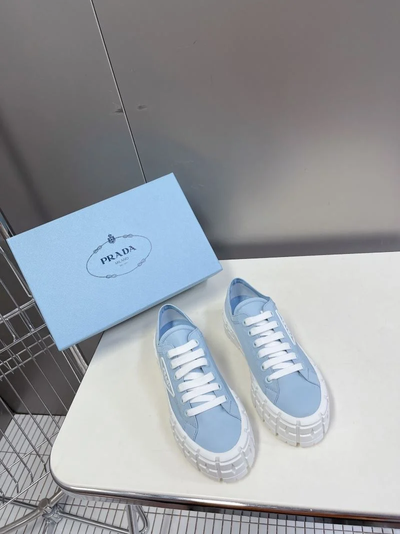 Casual Prada Low Shoes 34401