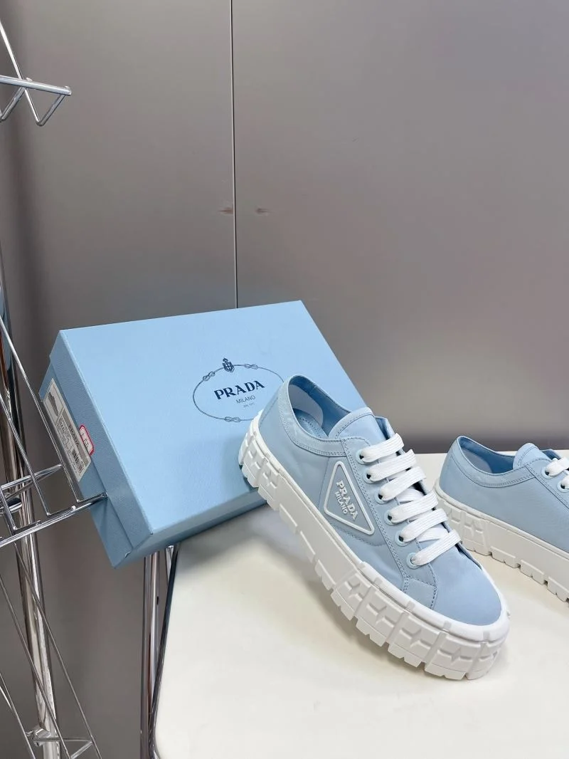 Casual Prada Low Shoes 34401