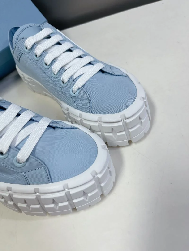 Casual Prada Low Shoes 34401