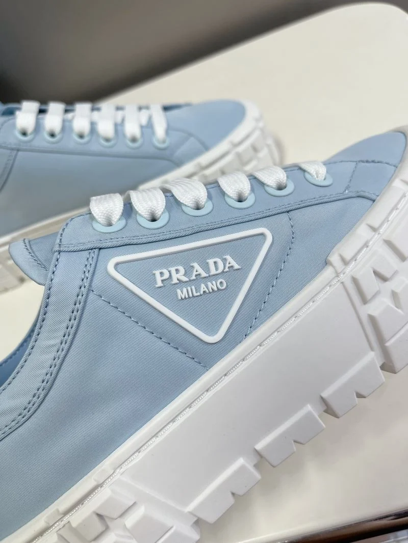 Casual Prada Low Shoes 34401