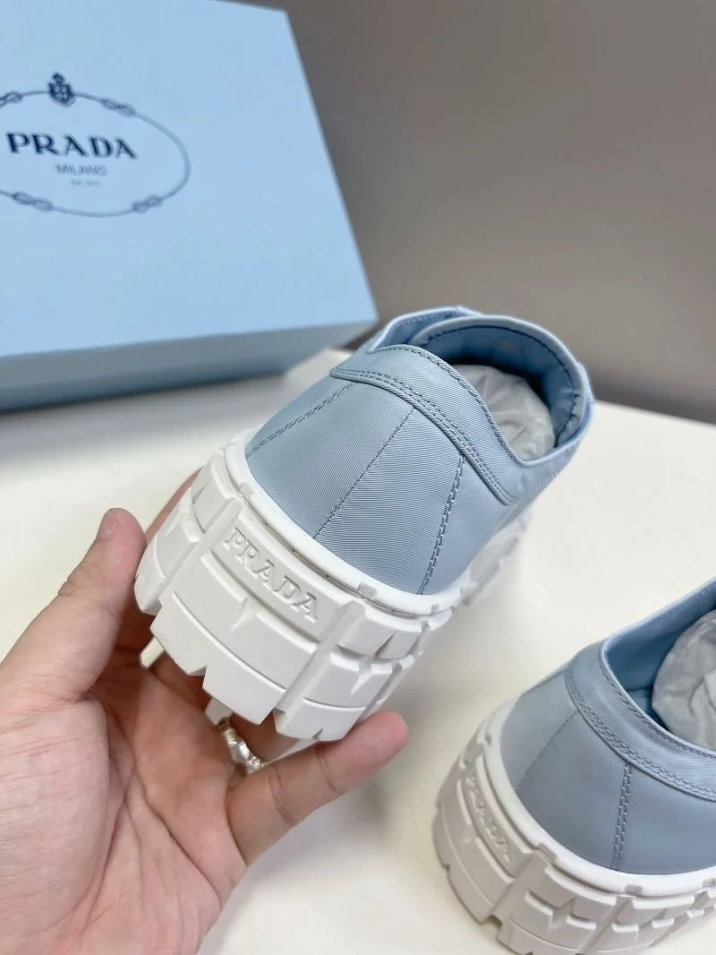 Casual Prada Low Shoes 34401