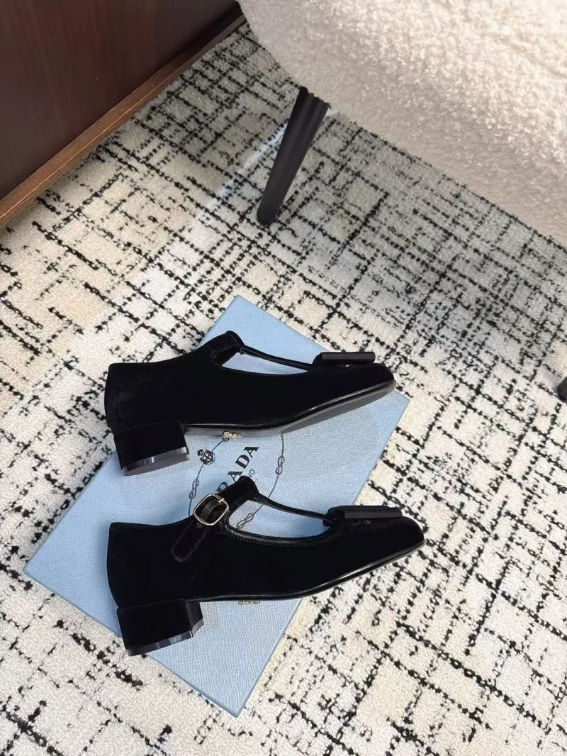 Prada Low Shoes Stylish 34402