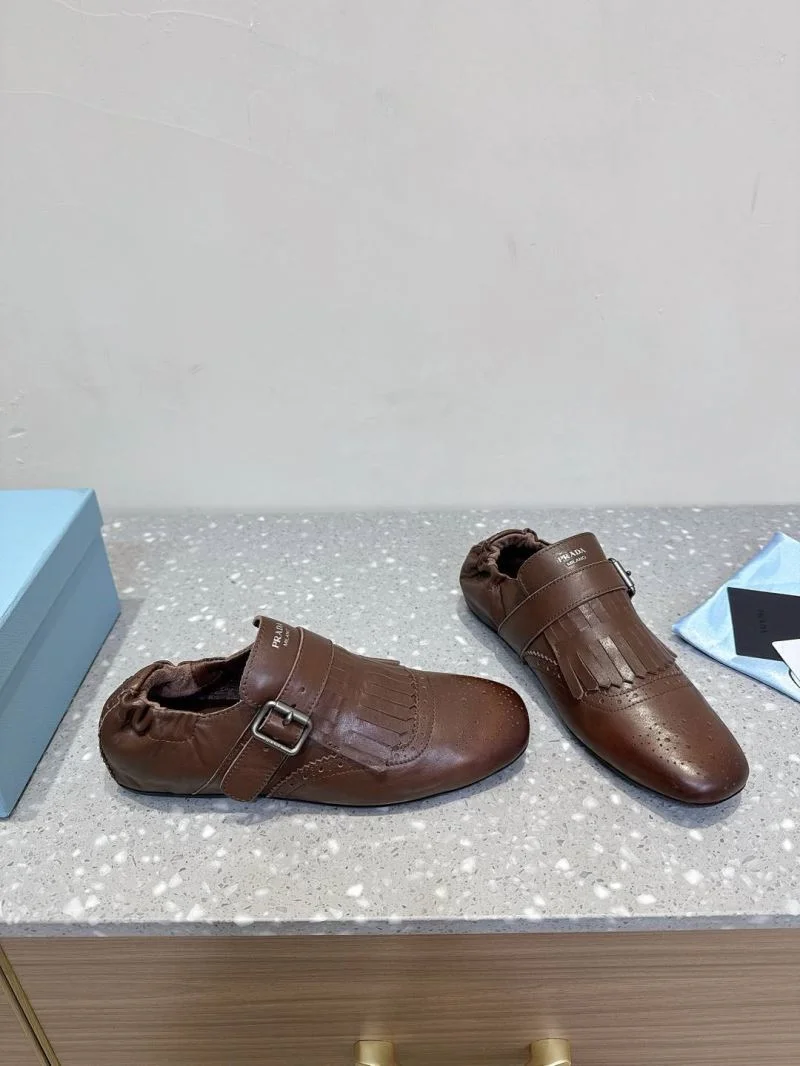 Sleek Prada Low Shoes 34394