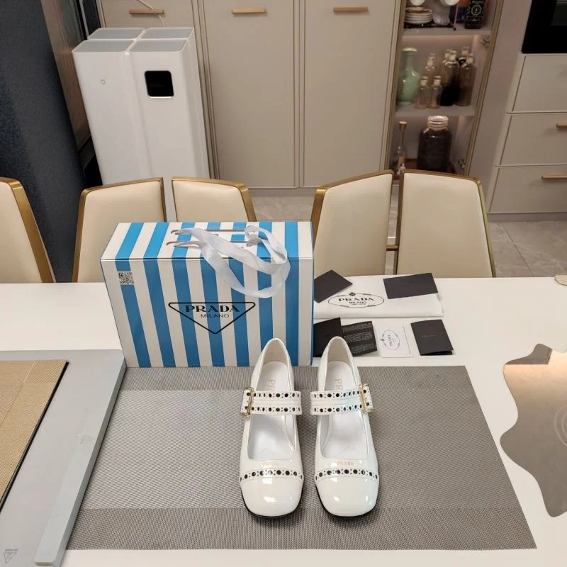 Stylish Prada Low Shoes 34371