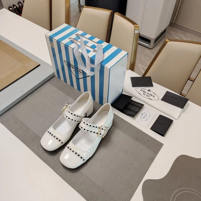 Stylish Prada Low Shoes 34371