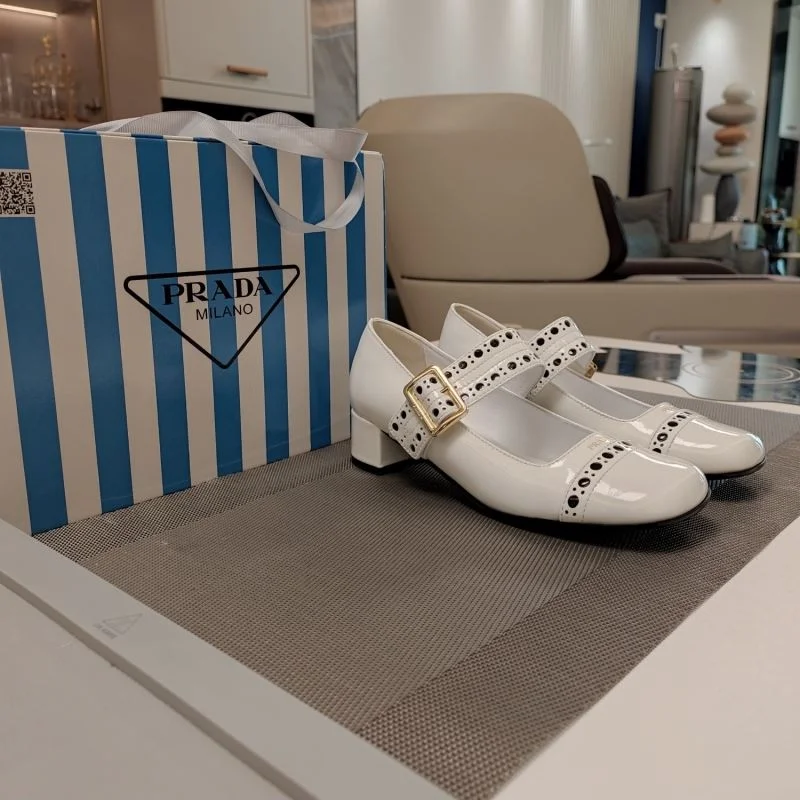 Stylish Prada Low Shoes 34371