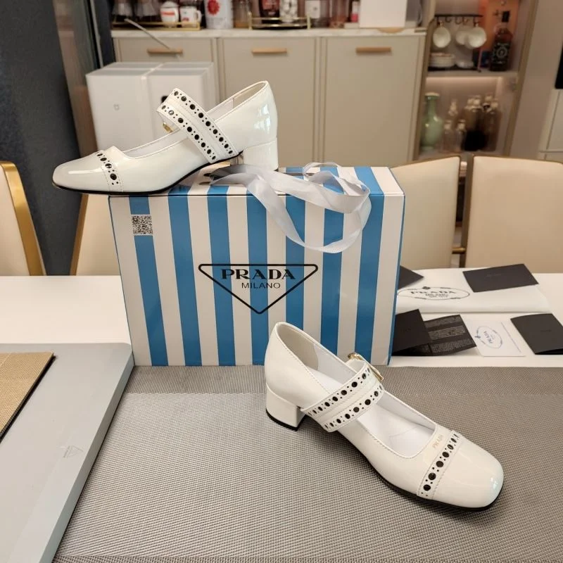 Stylish Prada Low Shoes 34371