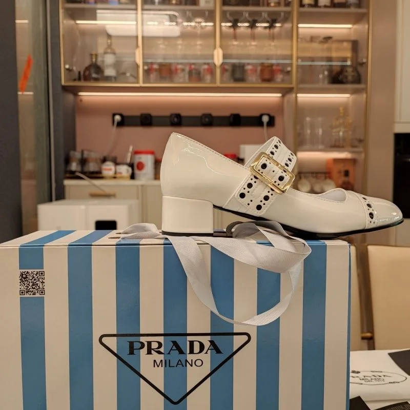 Stylish Prada Low Shoes 34371