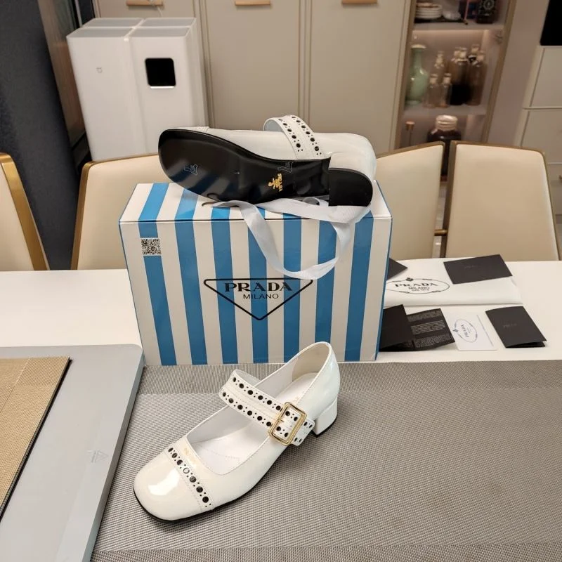 Stylish Prada Low Shoes 34371