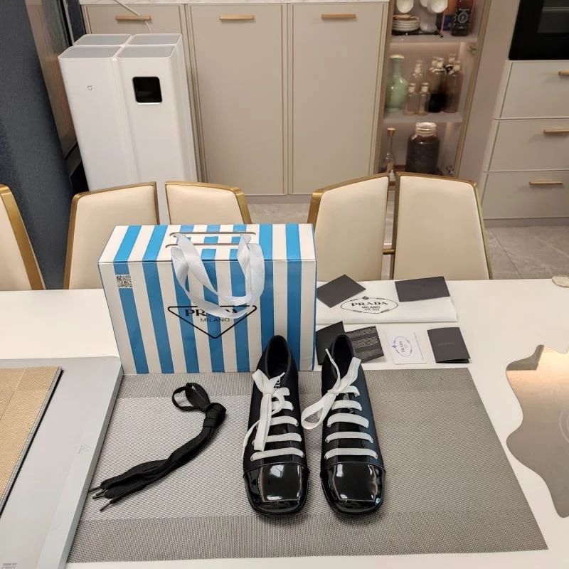 Minimalist Prada Low Shoes 34386