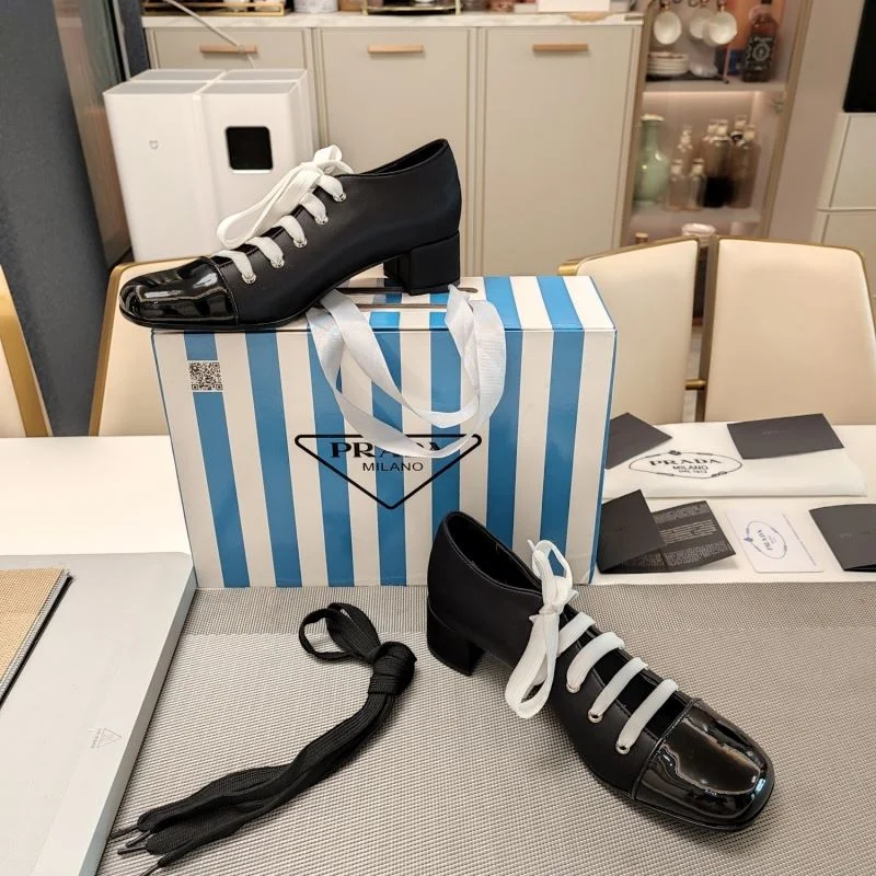 Minimalist Prada Low Shoes 34386