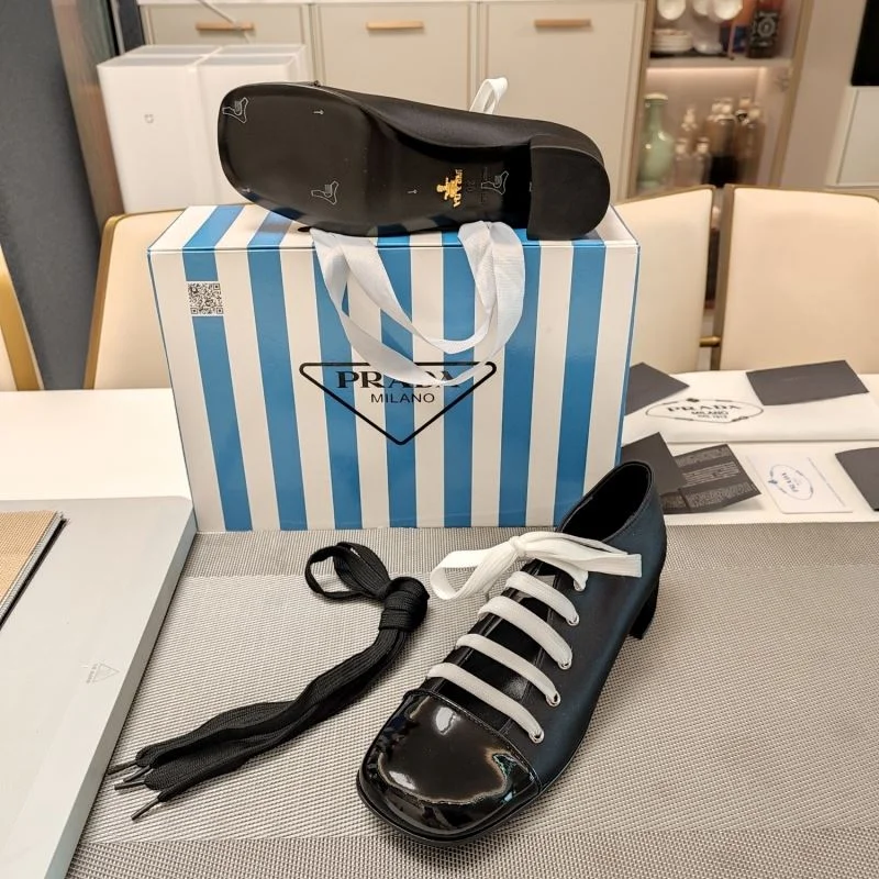 Minimalist Prada Low Shoes 34386