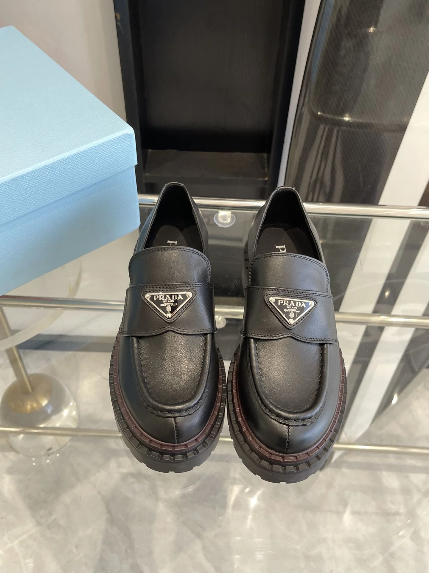Classic Prada Low Shoes 34388