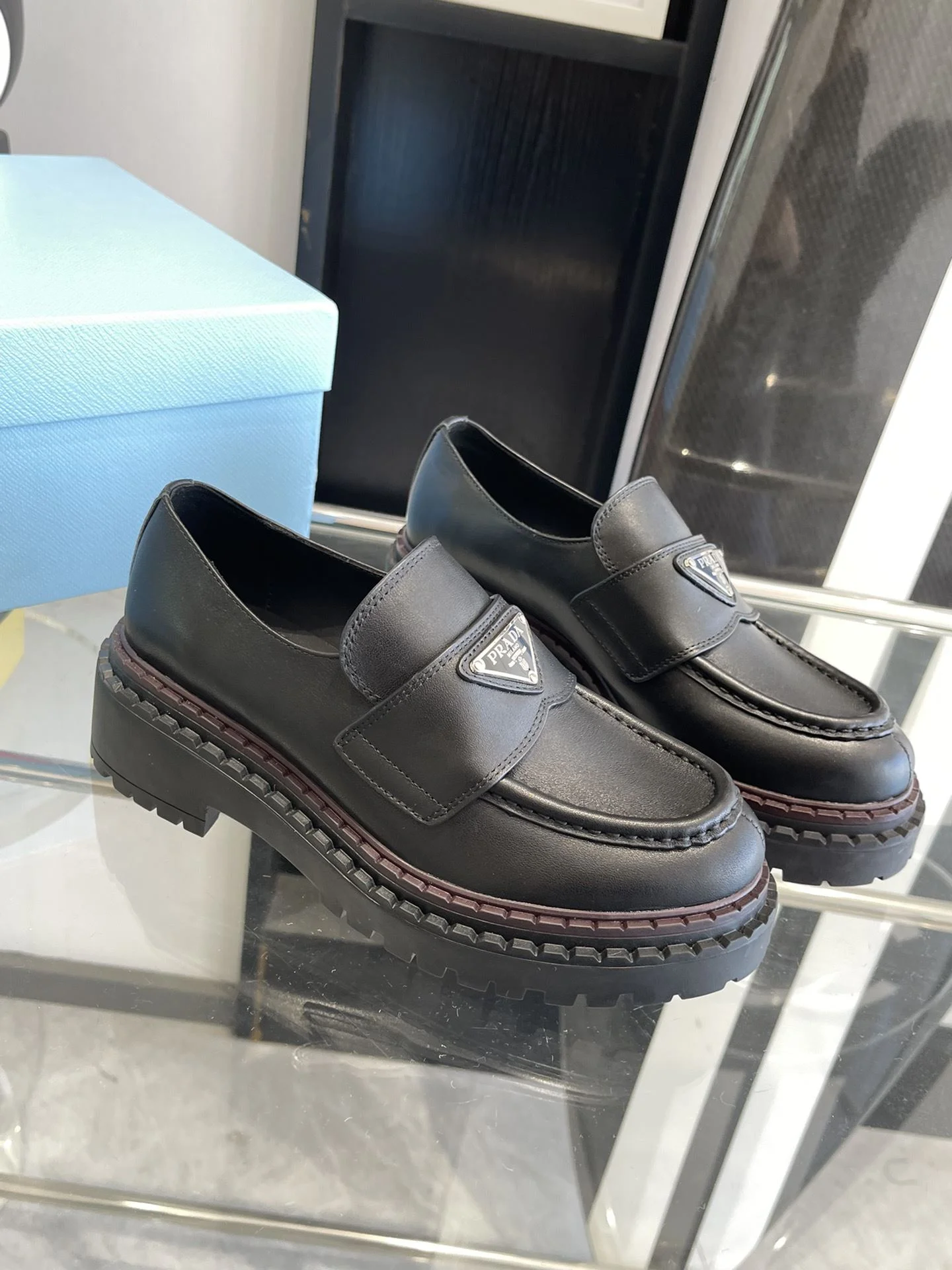 Classic Prada Low Shoes 34388