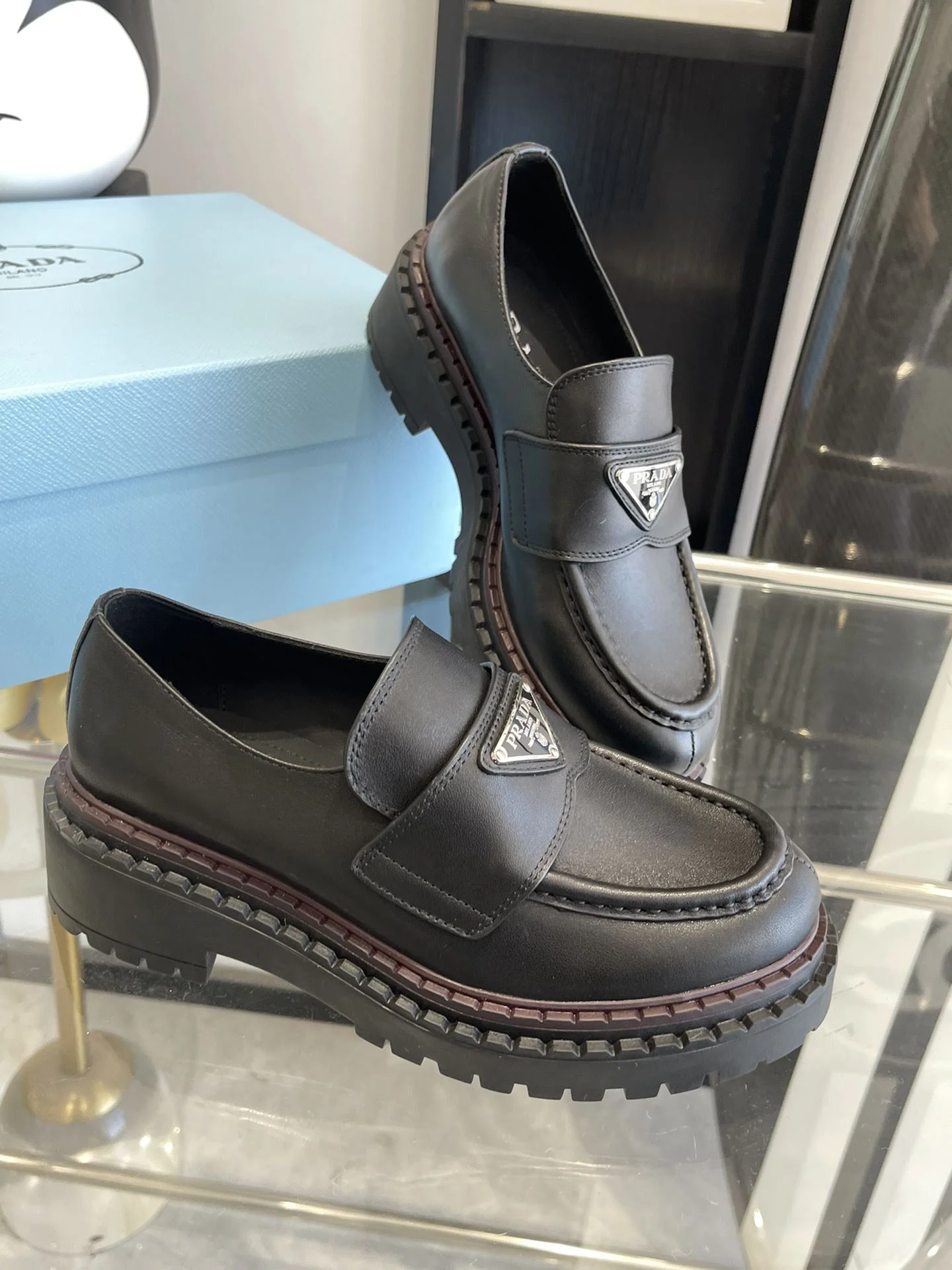 Classic Prada Low Shoes 34388