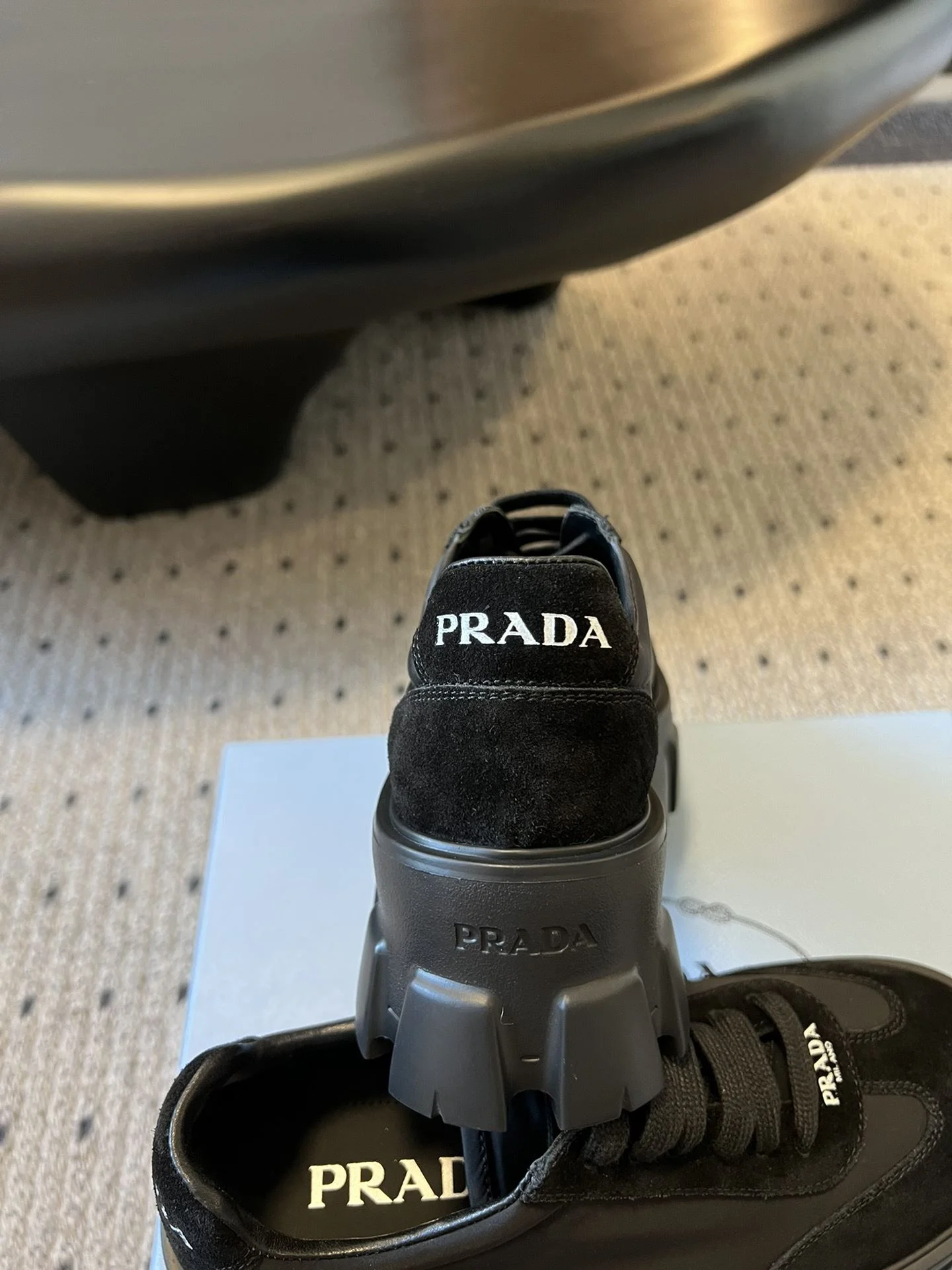 Elegant Prada Low Shoes 34366
