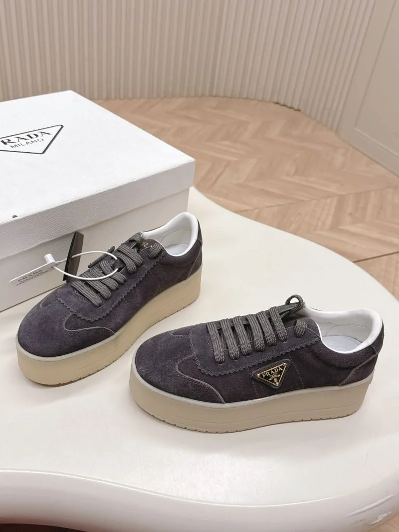 Stylish Prada Low Shoes 35132